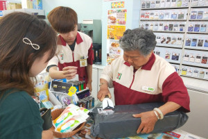 失智長者扮演超商店員為民眾服務。