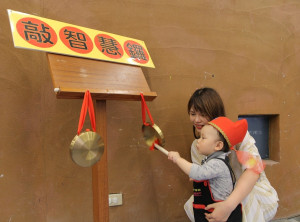 陶博館首次推出抓周服務，闖關活動豐富有趣，「敲智慧鑼」是其中一關