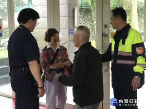 失智翁流浪到草山　北投警助返家