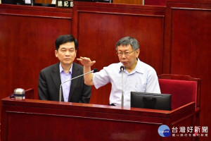 曾說過台北市議員素質很高的台北市長柯文哲，20日因民進黨議員王世堅在議堂上針對雙子星案，疑似受不了王慣例性地吼罵，而在質詢時間結束後，在麥克風未關的情況下，被收錄到柯文哲碎碎念回嗆台語的「垃圾」。（圖／台北市政府秘書處）