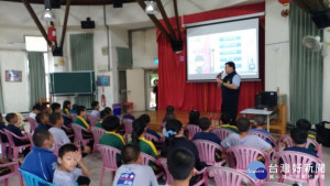 南投縣警局政風陳主任向千秋國小學童宣導建立正確廉政品德觀。