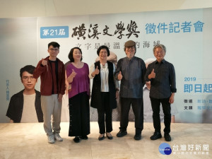 左起為作家楊富閔、楊錦郁、縣長王惠美、作家康原、詩人路寒袖。圖／記者鄧富珍攝

圖／記者鄧富珍攝