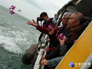中市推廣聯合海葬　8位逝者長眠大海