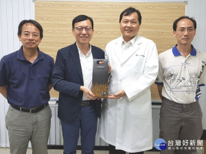 長榮大學李泳龍校長(左二)、劉春初教務長(左一)與姚舜暉主任(右一)致贈長榮大學蒔醇啤酒給傑出校友王正坤醫師(右二)。