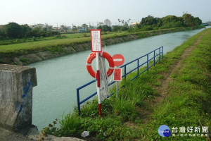 設置警告標誌及救生圈。