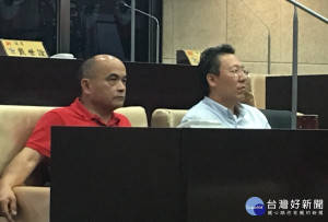 南投縣張維華（右）、曾振炎等多位議員關心教育與雙語教學。（記者扶小萍攝）