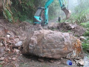 落石崩塌辦理清疏情形：人倫林道15K+500〈圖片/南投林管處提供〉