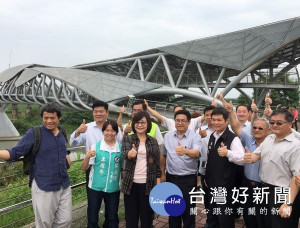 立委蘇治芬偕同營建署吳欣修署長考察「北港文化生活園區亮點發展計畫」，許多鄉親到場關心，盼透過完整的水岸遊憩帶，形塑生活圈的新核心。（記者陳昭宗拍攝）