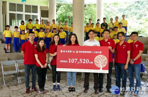 台中總太集團24日上午由品牌經理Grace謝欣潔贈送10萬元教育基金給南投縣中寮鄉廣福國小，並將建築課程帶進校園，與小朋友進行了一場「小小建築師」課程，孩童玩的不亦樂乎。