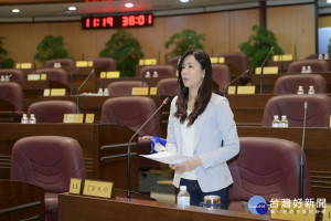 市議員萬美玲在總質詢表示，哥倫比亞實驗教育機構去年立案今年就倉促撤案，112個學生該何去何從成為問題。(圖／桃園市議會提供)
