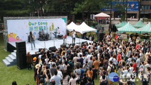 中央大學「Our Song 夢想耀動」校慶戶外音樂會，卡司陣容堅強，吸引許多民眾前來共襄盛舉。