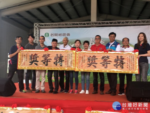 名間農會頒發春茶評鑑特等及優勝者賀匾。（記者扶小萍攝）