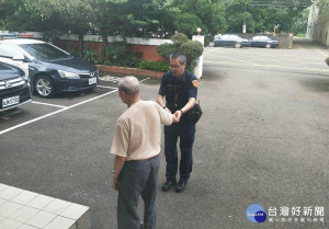 老翁因車輛沒電無法行駛，員警先行將老翁載返派出所，以確保其安全。

