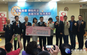 台中多個扶輪社代表捐贈近2百萬給勵馨基金會南投分事務所。（記者扶小萍攝）