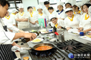 「太極計畫」前進校園教導學生如何選擇優質好油，如何使用特級初榨橄欖油進行各種料理。