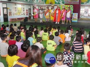 雲林縣府政風處校園誠信巡迴宣導列車開抵四湖鄉立幼兒園，透過蒲公英劇團生動逗趣的演出，散播廉潔誠信的種子於孩童心中。（記者陳昭宗拍攝）