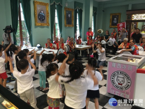 幼童的表演讓老人家展歡顏。（記者扶小萍攝）