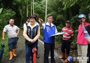 林縣長到魚池鄉五城村五城巷83號前道路會勘，縣議員陳淑惠、村長林紹憲及10多名當地居民都到場關心。