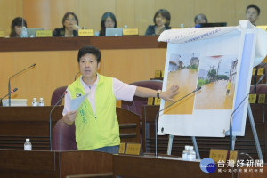 市議員邱佳亮要求市府針對區域排水系統積極改善。(圖／桃園市議會提供)