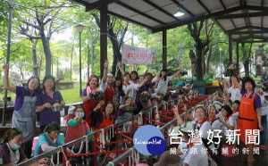 雲林家扶莪馨會與五條港安西府志工媽媽合力包肉粽，送愛心到沿海偏鄉弱勢家庭。（記者陳昭宗拍攝）