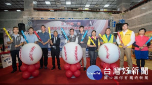 市長與貴賓一同持球棒合影

