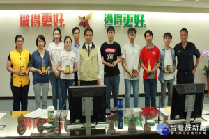 黃偉哲市長頒獎表揚阻詐小天使。