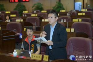 市議員黃家齊在市政總質詢指出，RCA地下水管制區從107年8月開始未注藥，四氯乙烯超標，並詢問市府解決方法與解編時程。(圖／桃園市議會提供)