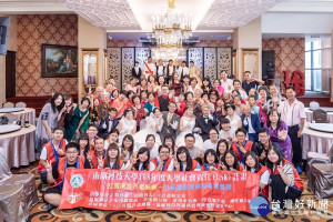 南開科技大學福祉系為社區長輩辦別開生面婚紗攝影。
