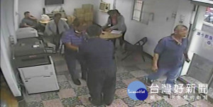 連姓男子父親緊握員警雙手不斷道謝，同仁強調這是警察應該做的事情，請連民不必放在心上。