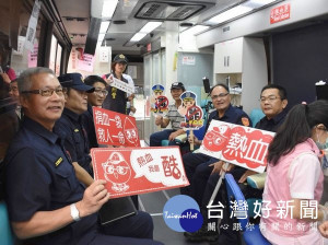 北港警分局為慶祝警察節，結合警友會北港辦事處舉辦捐血活動，許多員警和民眾熱烈響應，以熱血凝聚愛心，傳承生命力。(記者陳昭宗拍攝)