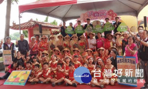 褒忠公所舉辦「2019花鼓文化節」宣傳活動，鄉長陳建名與來賓一同包製應節肉粽，並發放端午禮金給鄉內弱勢族群，祝賀端午節快樂。（記者陳昭宗拍攝）