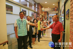 礁溪鄉長張永德與宜蘭縣攝影、觀光界代表邀請全國民眾報名參加「翱翔攝影比賽」。（圖／陳木隆攝）