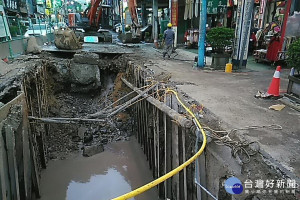「桃林鐵路(山鶯路)雨水下水道工程」施工沿線下方分別有自來水、中華電信及瓦斯管線，施工困難度高，必需另行處理。