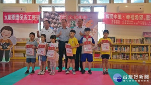 閱讀績優獲頒獎狀等鼓勵。〈記者吳素珍攝〉