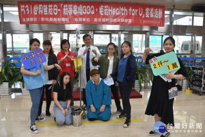 護理師及弘光科大護生透過活潑生動行動劇，讓員工、患者及民眾了解維護無菸環境的重要性。（後排左三 - 彰化縣衛生局保健科科長姚玉津、後排左四 -彰基醫療長林慶雄醫師）