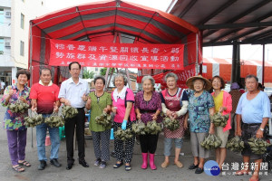 臺南市學甲區新達里舉行「粽香慶端午」活動，完成近四千顆粽子。