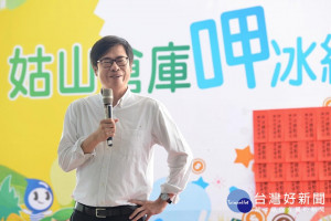 行政院副院長陳其邁今日出席高雄市大樹區農會在姑山倉庫舉辦「呷冰總動員」活動。（圖／行政院臉書）