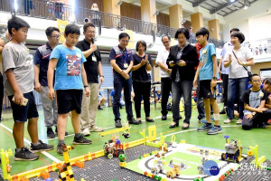  2019世界機關王縣賽現場，縣長王惠美操作將玩具羊提送到定點。