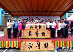 南投縣竹山鎮農會1日在農特產展售中心舉辦「108年杉林溪春茶競賽頒獎」，烏龍茶組及新品種茶組「特等獎」分別由張俊宏、楊景韓獲得。