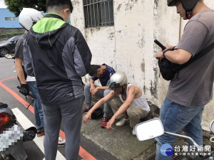 吳姓竊嫌騎著剛偷來的機車載著薛姓毒友外出要用餐，楊梅派出所員警實施攔檢盤查，吳男俯首認罪。