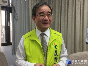 農糧署長胡忠一說日本山藥與台灣有區隔。（記者扶小萍攝）