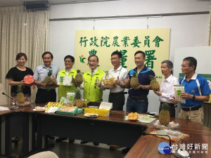 農糧署長胡忠一與策略聯盟、芬園農會等推薦台產鳳梨讚。（記者扶小萍攝）