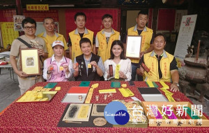 縣定古蹟北港鎮安宮製作「福虎香包」、「五毒符」與信眾結緣，歡迎到鎮安宮打卡免費索取，敬請把握。（記者陳昭宗拍攝）