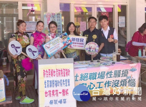 北港警方深耕社區，結合新住民慶端午活動，宣導防治家暴、性騷擾及婦幼、交通安全等，讓新住民朋友感受警察守護治安的用心。（記者陳昭宗拍攝）