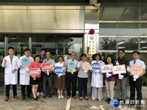 新北衛生局高淑真副局長、衛福部醫福會林三齊副執行長，輔大附醫李世代副院長、施玲娜院長等出席失智症共同照護中心揭牌儀式。（圖／記者黃村杉攝）