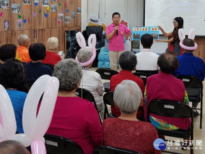 陳國欽區長帶領公所社福志工隊手作平安粽香包，送給金包里公共托老中心長輩，祝福所有長輩平安、健康、端午節快樂。（圖／記者黃村杉攝）