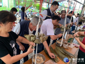 端午節包粽子活動。