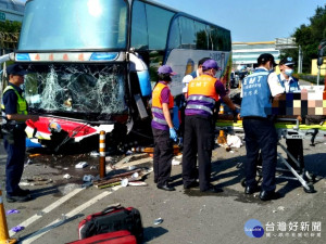桃園機場遊覽車自撞 車流回堵將近3公里