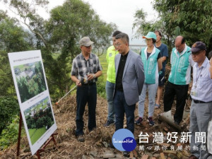 
立法院副院長蔡其昌邀集農委會水保局台中分局長黃振全等單位官員，會勘外埔區鐵山里下鐵山段1地號崩塌嚴重，威脅住宅居住安全，爭取500萬改善工程經費。（記者陳榮昌攝）