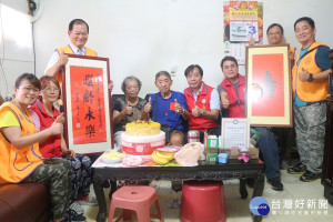 新北市百歲榮民鄧士才5日百歲壽誕，榮民服務處組長陳重榮轉贈總統及行政院院長壽屏及輔導會紀念飾品。（圖／榮服處提供）